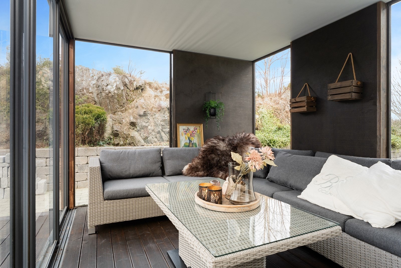 Herlig hagestue med god plass til sofagruppe og bord - et fint sted å tilbringe sene sommerkvelder Galleribilde