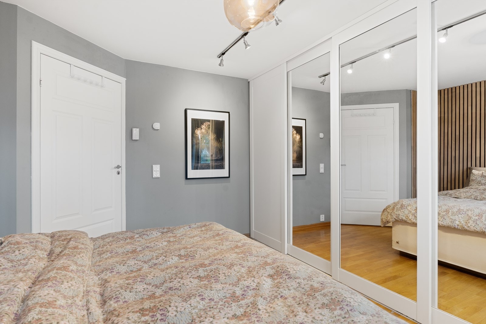 Hovedsoverommet har rikelig med oppbevaringsplass i stor skyvedørsgarderobe Galleribilde