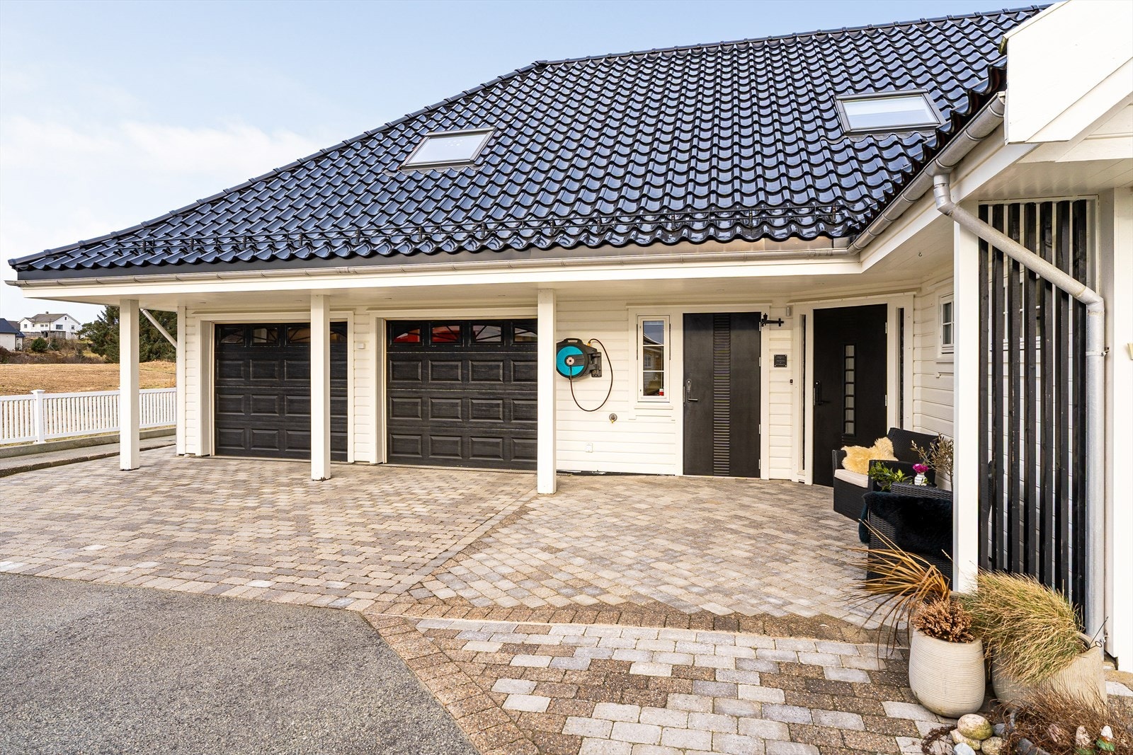 Eiendommen byr på gode parkeringsmuligheter i dobbel garasje i huset, i frittliggende garasje samt i stort gårdsrom Galleribilde