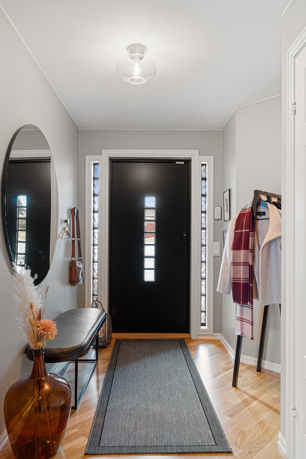 En lys og pen gang ønsker deg velkommen inn i boligen! Galleribilde