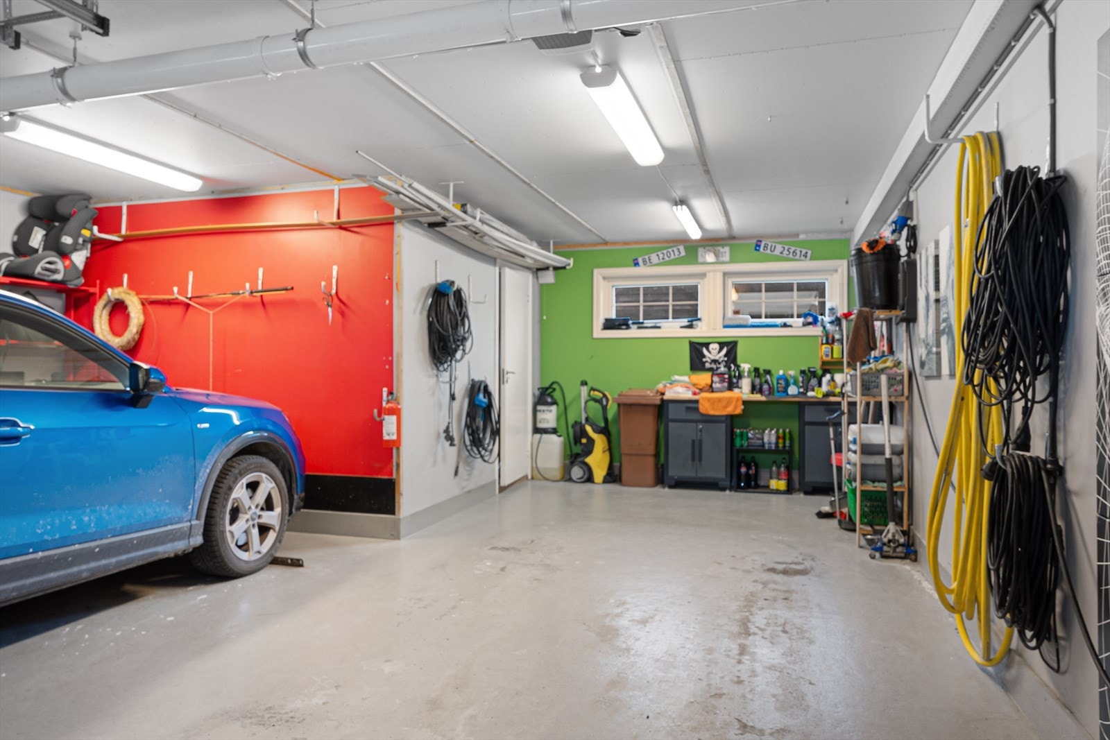 Den doble garasjen har god plass til to biler samt lagring Galleribilde
