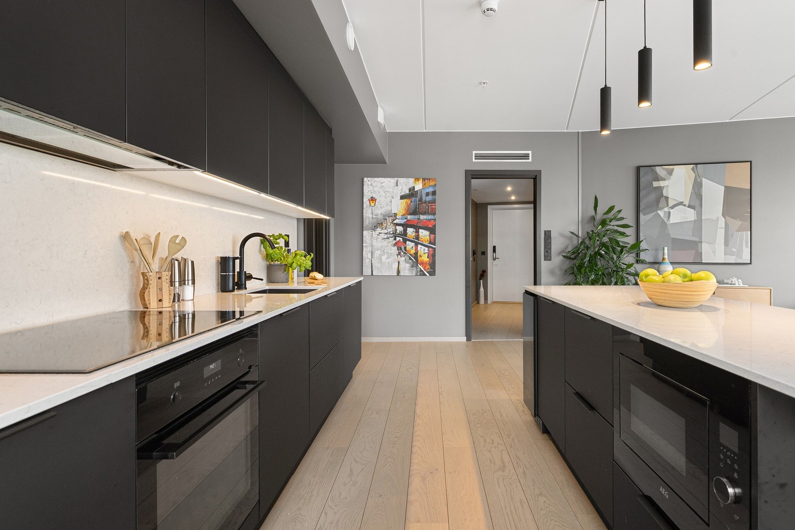 Dette er et kjøkken som kombinerer funksjonalitet, design og sosiale kvaliteter på en svært vellykket måte. Galleribilde