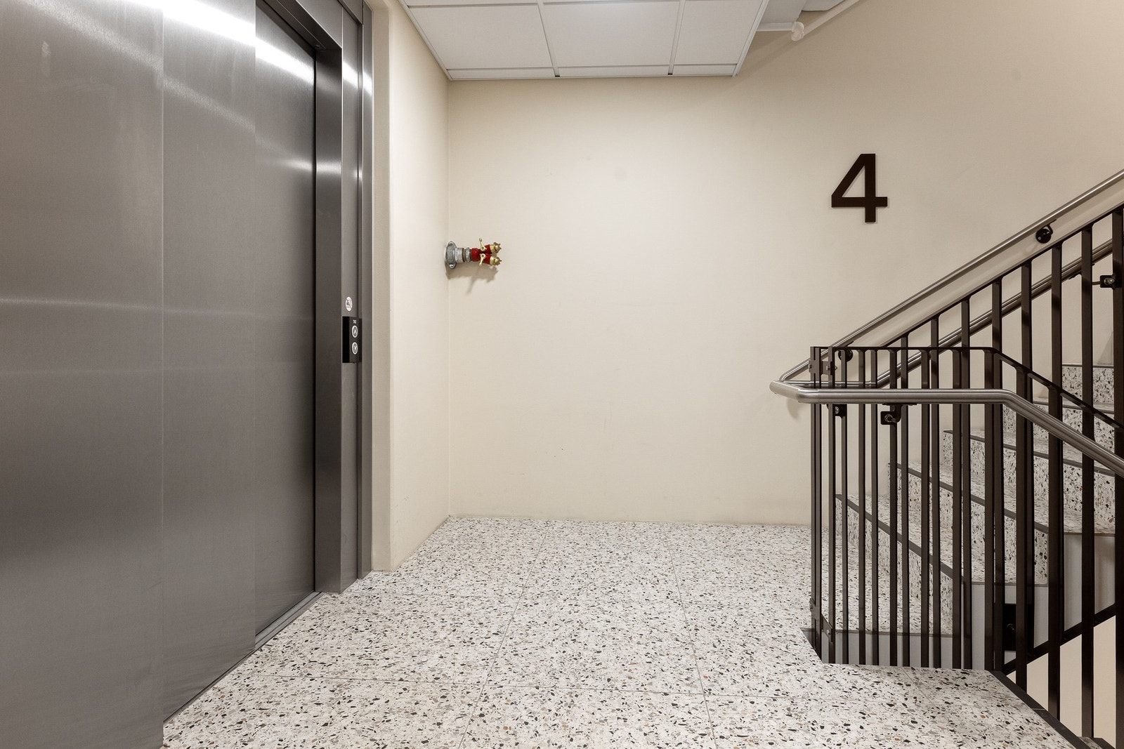 Leiligheten ligger i byggets fjerde etasje med praktisk heisadkomst helt opp til etasjeplan, noe som gir en komfortabel og enkel hverdag. Galleribilde