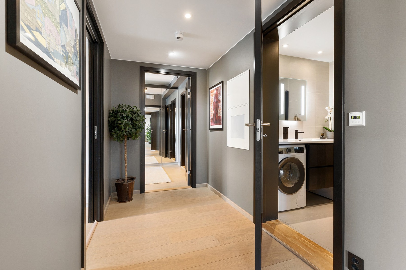 I sovefløyen er det en praktisk gang som på en naturlig måte knytter rommene sammen og gir en god planløsning. Galleribilde