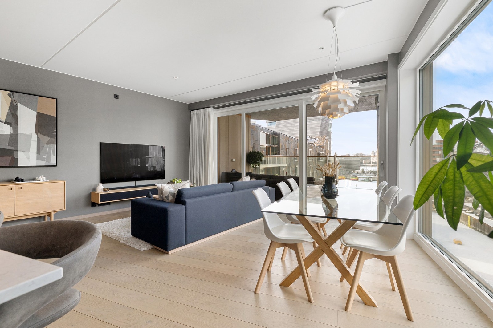 Stuens gode størrelse gir svært gode møbleringsmuligheter, med plass til både romslig spiseplass med langbord og en komfortabel sofakrok med sofa, tv-møbel og stuebord. Galleribilde