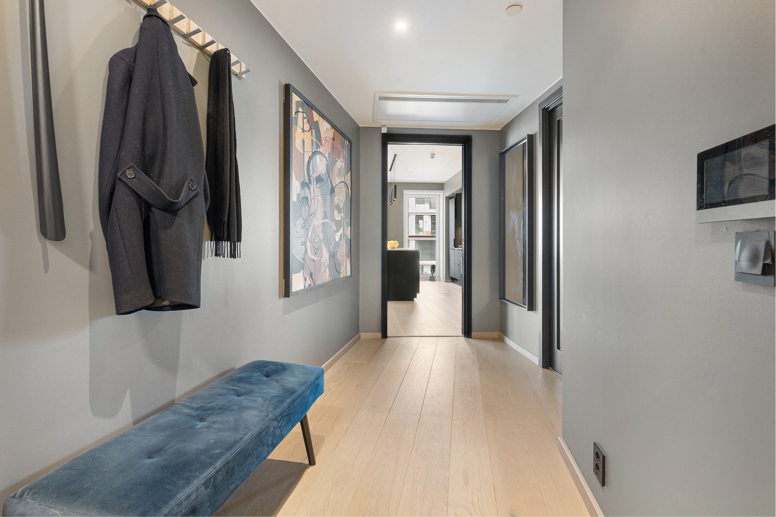 I tilknytning til entréen er det en innvendig bod på nesten 4m², som gir svært gode oppbevaringsmuligheter og er perfekt til oppbevaring av yttertøy, sko, vaskeredskaper og annet nødvendig utstyr. Galleribilde