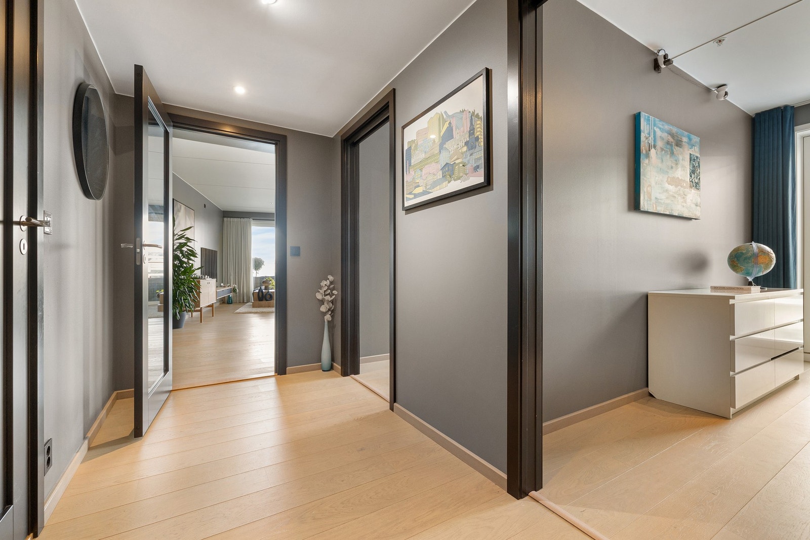 I gangen til soveromsfløyen er det gode muligheter for etablering av ytterligere garderobeløsninger og oppbevaringsmøblement. Galleribilde