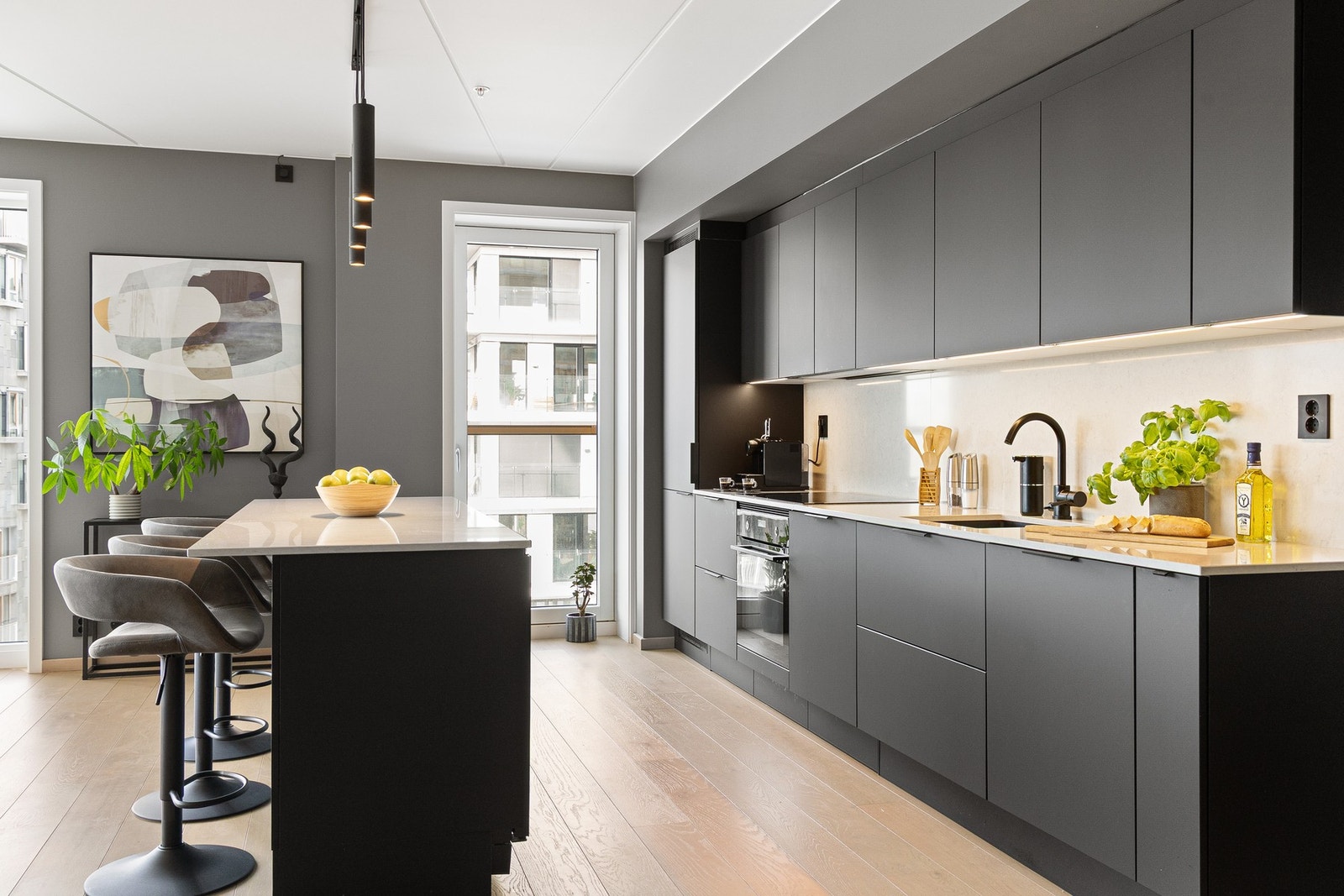 Boligen har et moderne og gjennomført kjøkken med høy kvalitet og et stilrent uttrykk. Det er levert en HTH-kjøkkeninnredning fra 2023, med flere tilvalg. Galleribilde