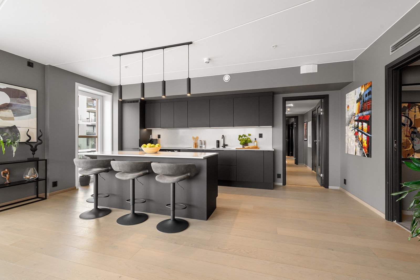 Den romslige kjøkkenøyen fungerer som et naturlig samlingspunkt i rommet og gjør kjøkkenet svært sosialt. Galleribilde