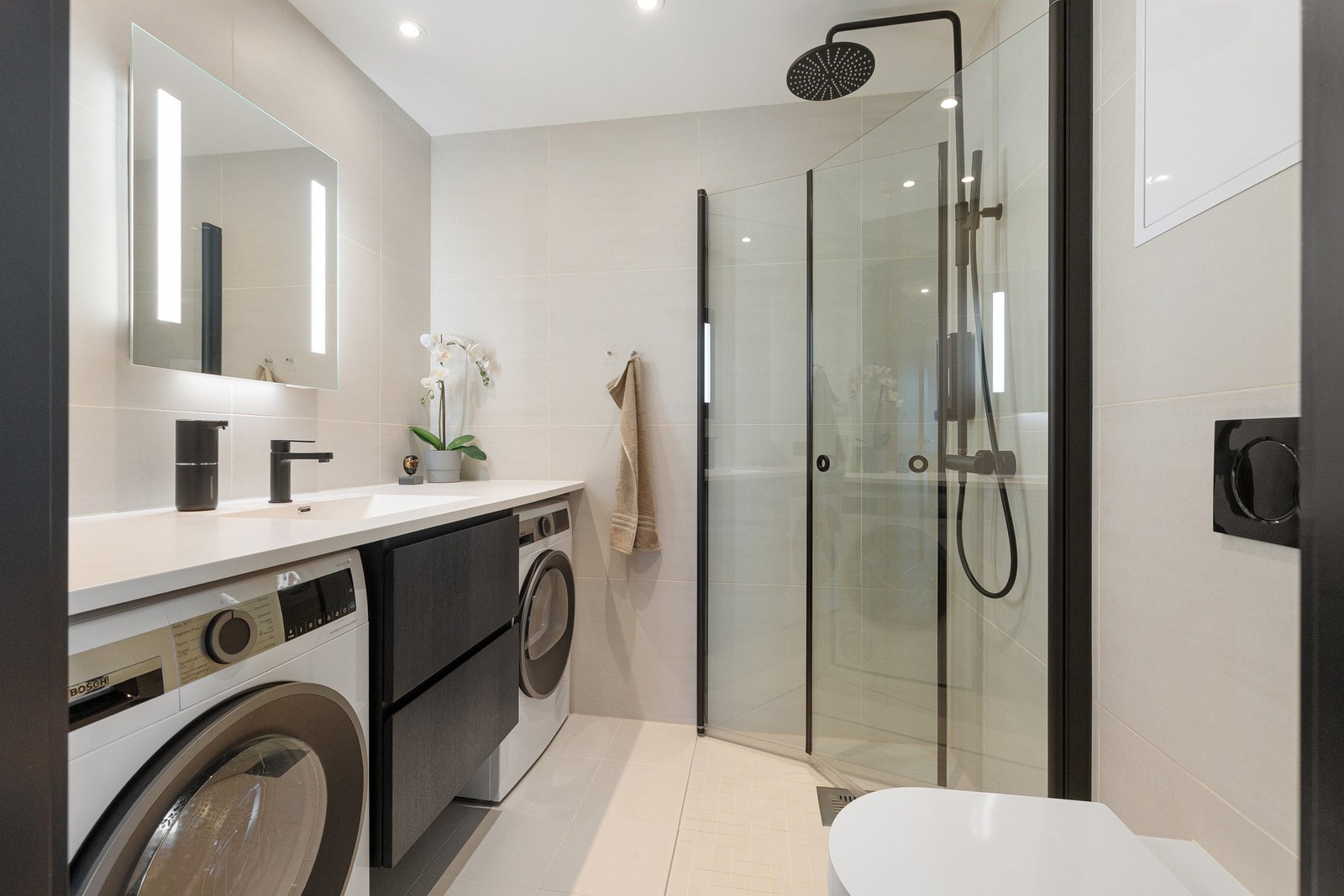 Hovedbadet fremstår som et moderne og funksjonelt baderom med et stilrent og tidløst uttrykk. Galleribilde