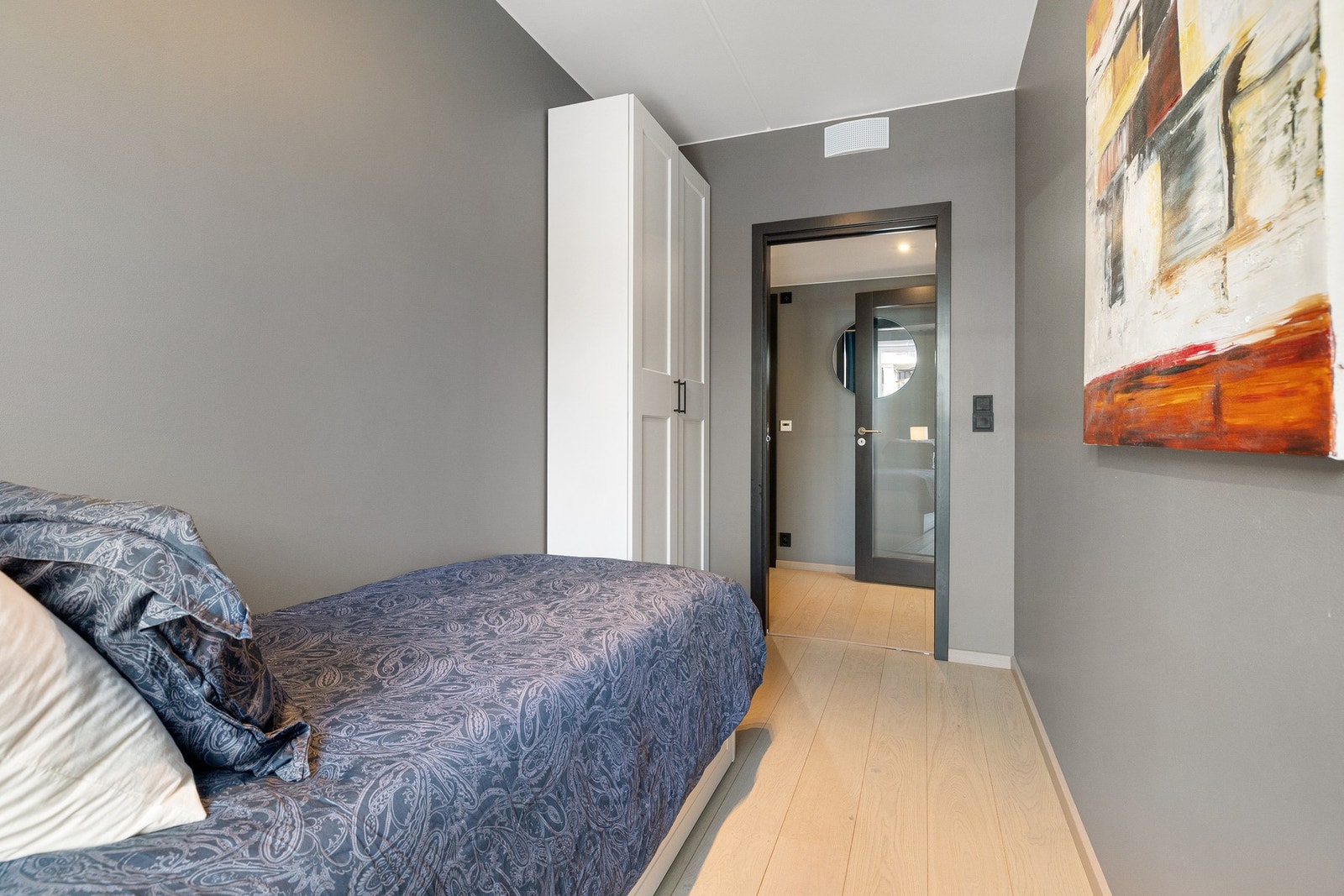 Soverom 2 er malt i behagelige, rolige fargetoner og har gjennomgående flott 1-stavs parkett på gulvet. Galleribilde