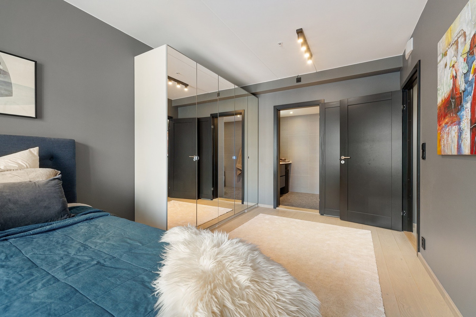 Hovedsoverommet er av generøs størrelse og gir god plass til dobbeltseng med nattbord på begge sider, samt rikelig med garderobeløsninger. Galleribilde