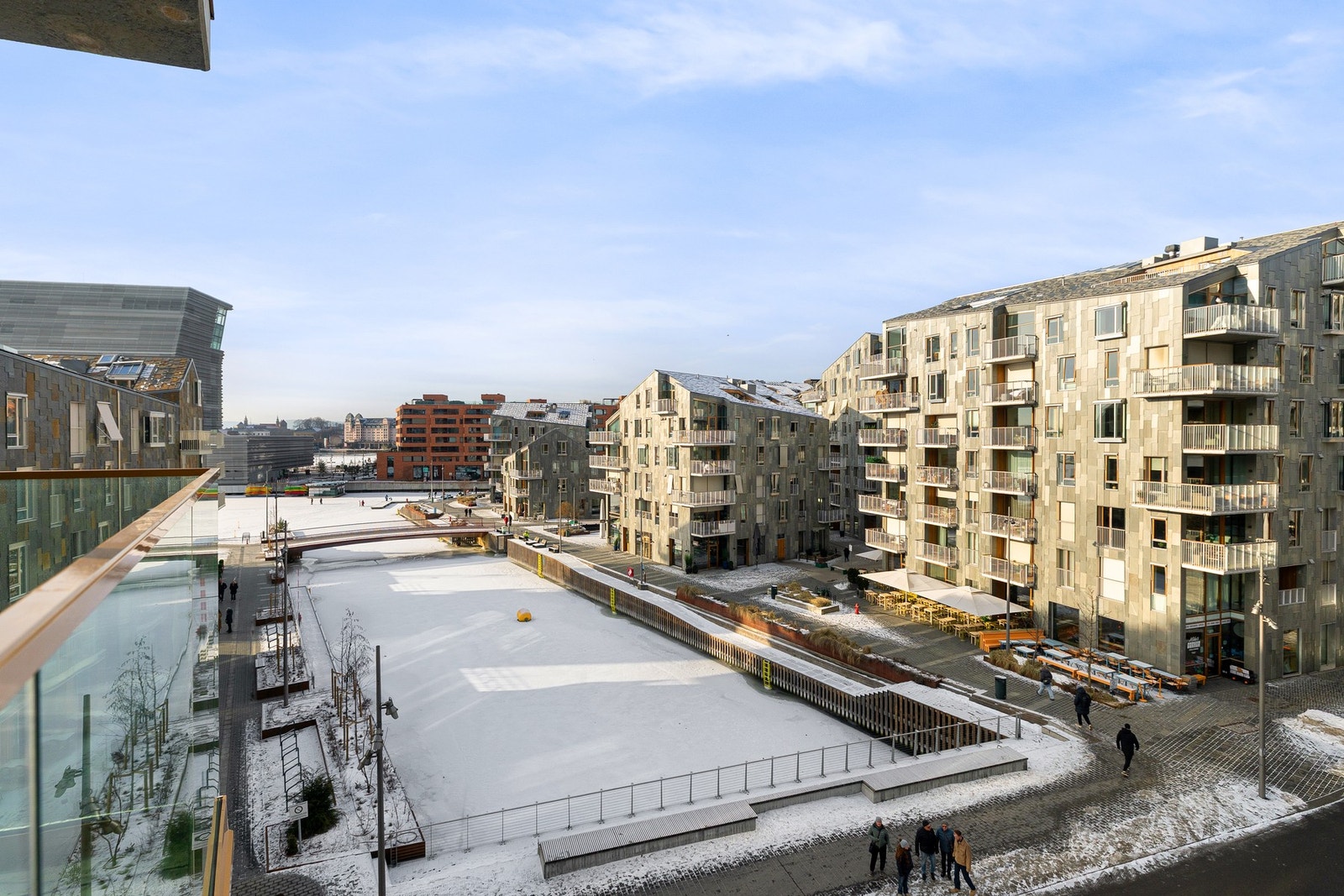 Balkongen har en flott og variert utsikt mot både Munchmuseet, Barcode og sjøen. Galleribilde