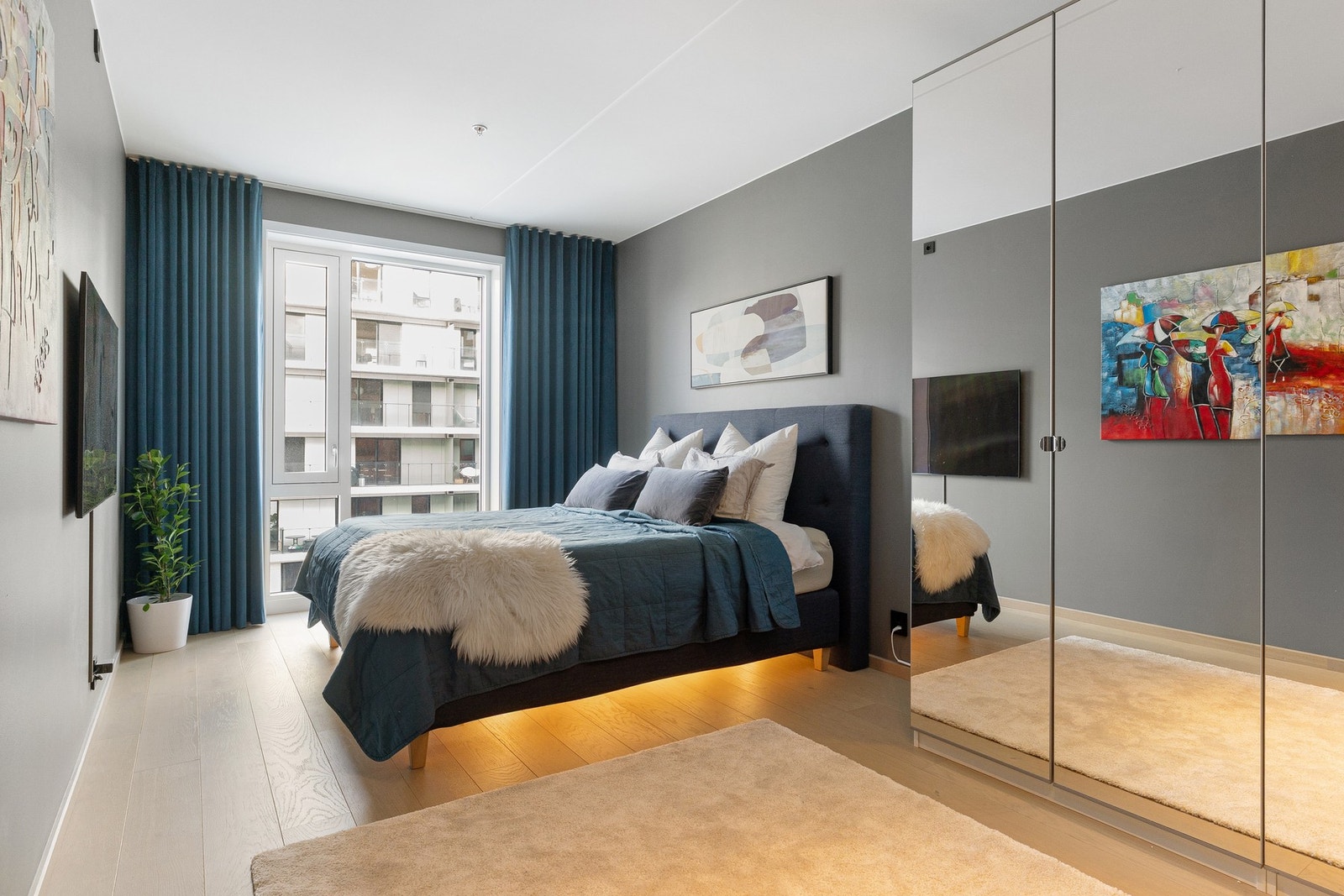 Hovedsoverommet har store vinduet sørger for godt naturlig lys og fint utsyn. Galleribilde