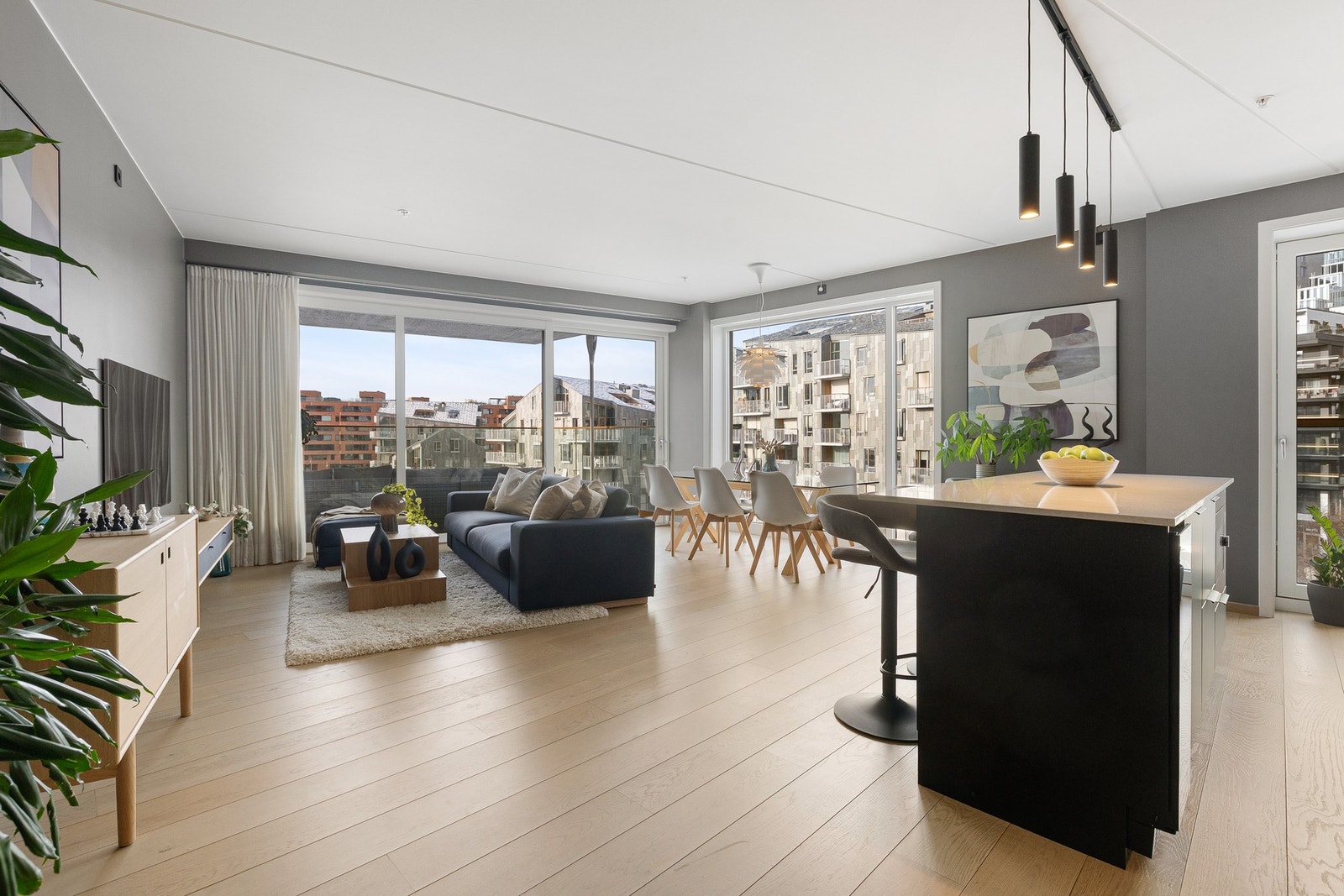 Med sin attraktive hjørnebeliggenhet har rommet store vindusflater i to himmelretninger, noe som gir rikelig med naturlig lys gjennom hele dagen og en fantastisk utsikt mot nærområdet. Galleribilde