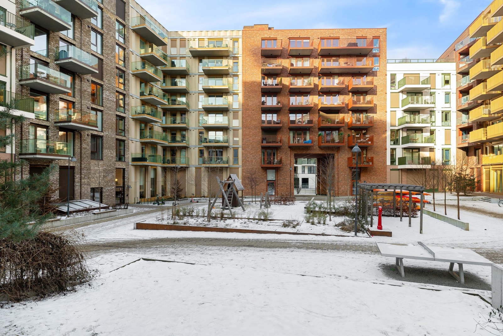 Her bor du i et eksklusivt område med nærhet til både byliv og natur - med en sjelden kombinasjon av kvalitet, utsikt og beliggenhet. Galleribilde