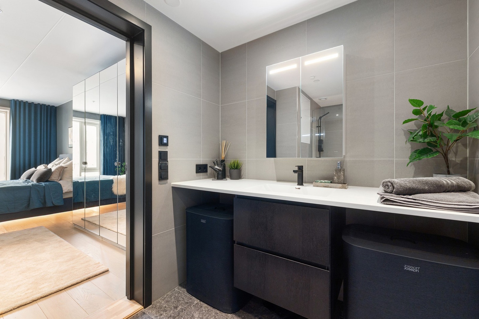 Baderom nr. 2 ligger i en eksklusiv suiteløsning med hovedsoverommet og gir en privat og komfortabel hotellfølelse i hverdagen. Galleribilde