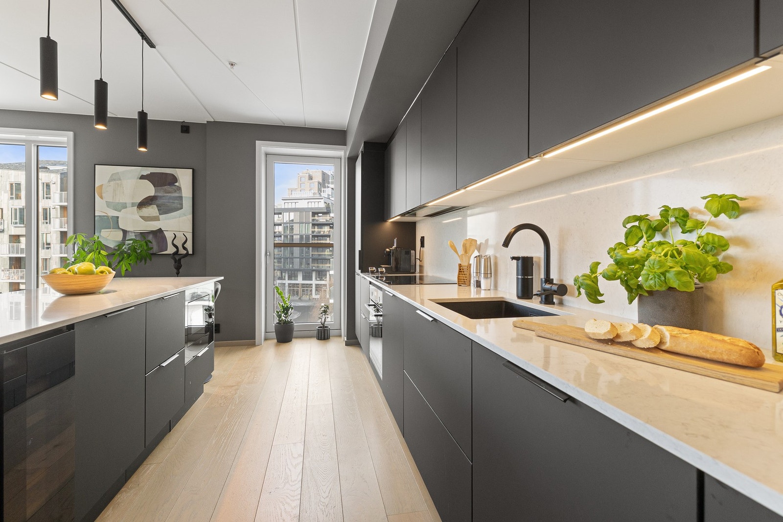 Kjøkkenet er fullt utstyrt med integrerte hvitevarer levert av AEG. Galleribilde