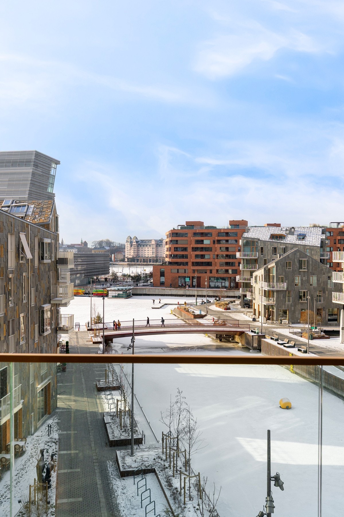 Balkongen kan enkelt innredes med sittegrupper, loungemøbler og beplantning etter ønske. Galleribilde