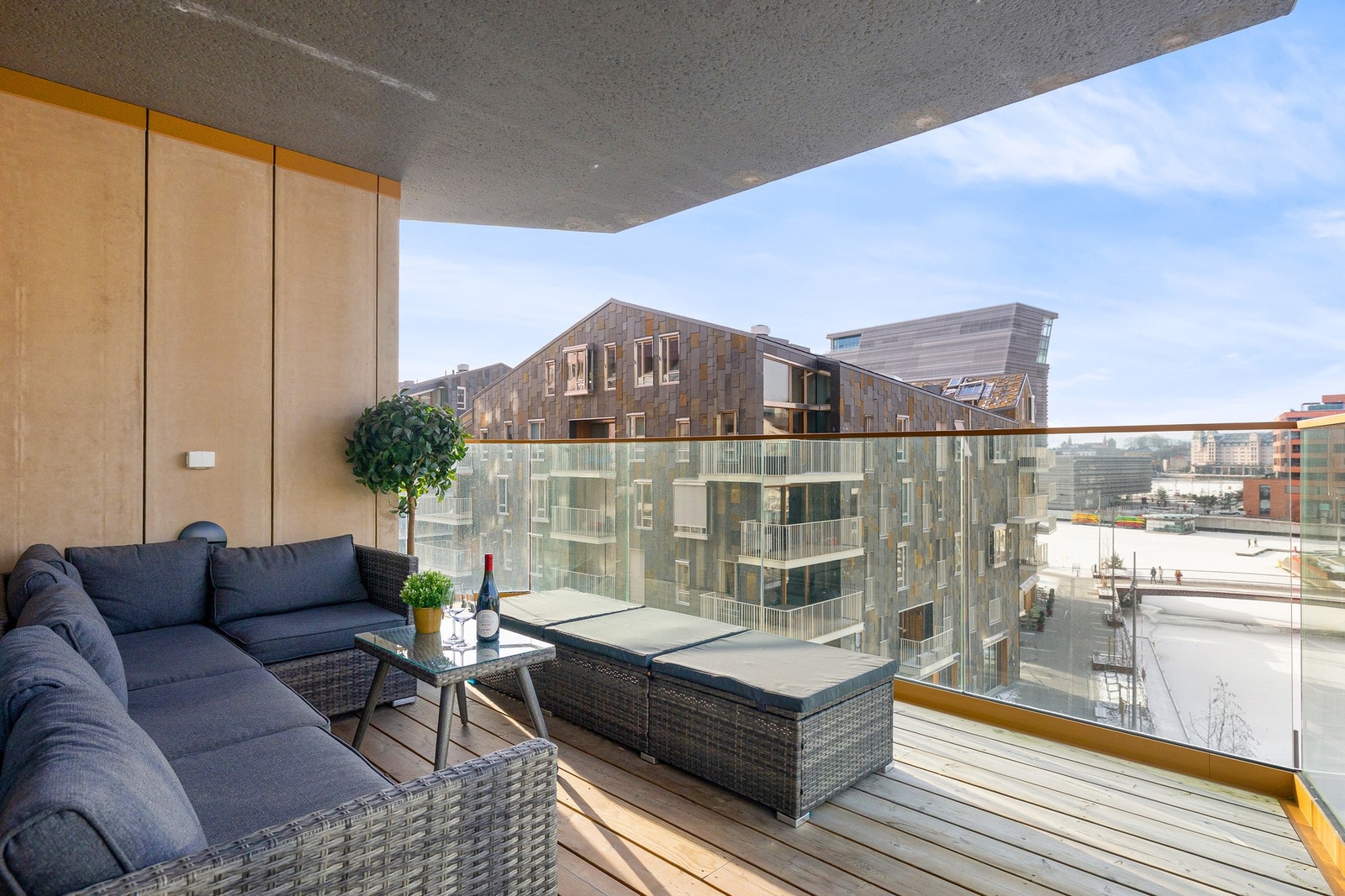 Nydelig balkong på 14m² som vender mot nordvest med gode solforhold. Galleribilde