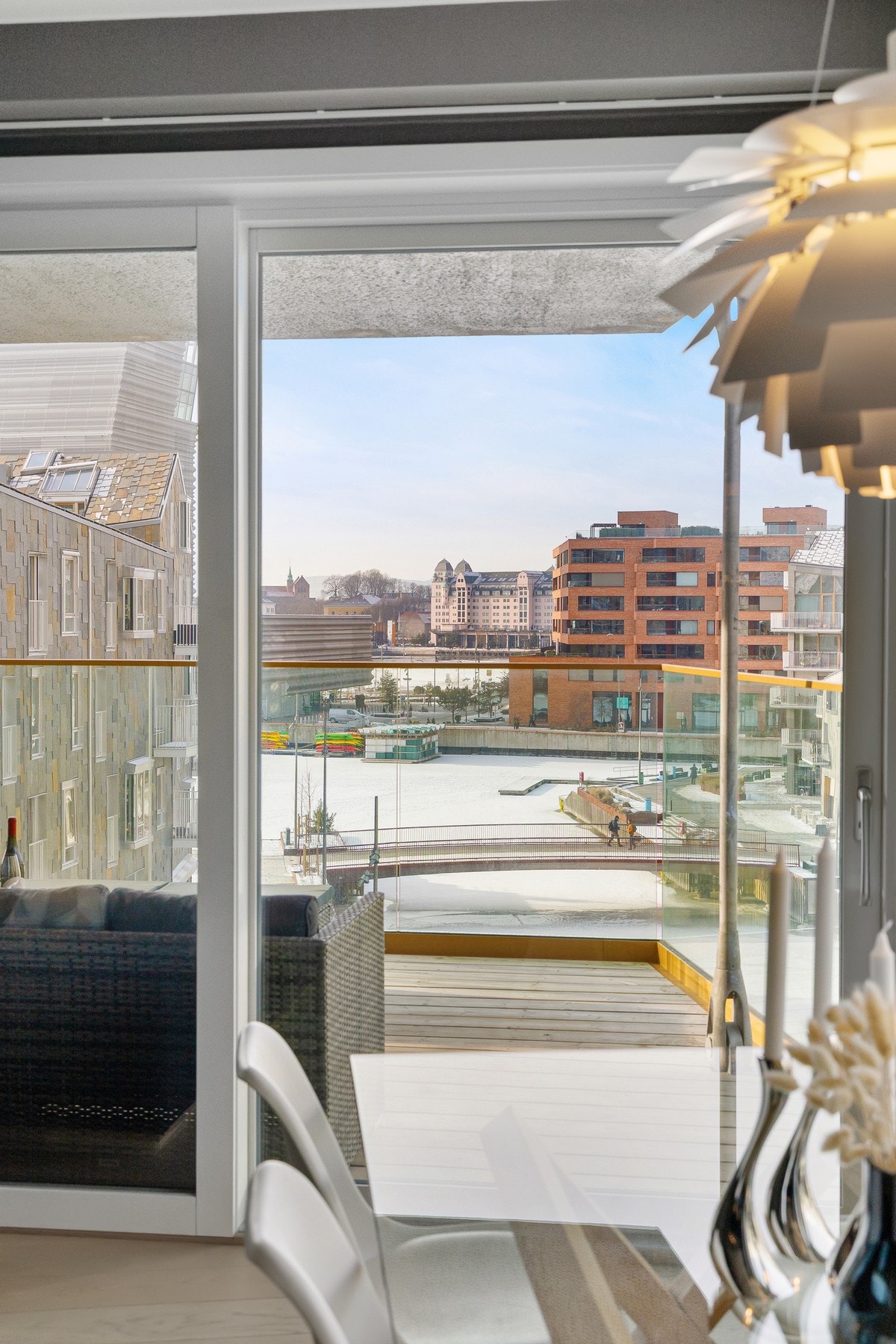 Fra stuen er det utgang til den flotte balkongen via store skyvedører i glass, som ytterligere forsterker romfølelsen og gir en sømløs overgang mellom inne- og uterom. Galleribilde