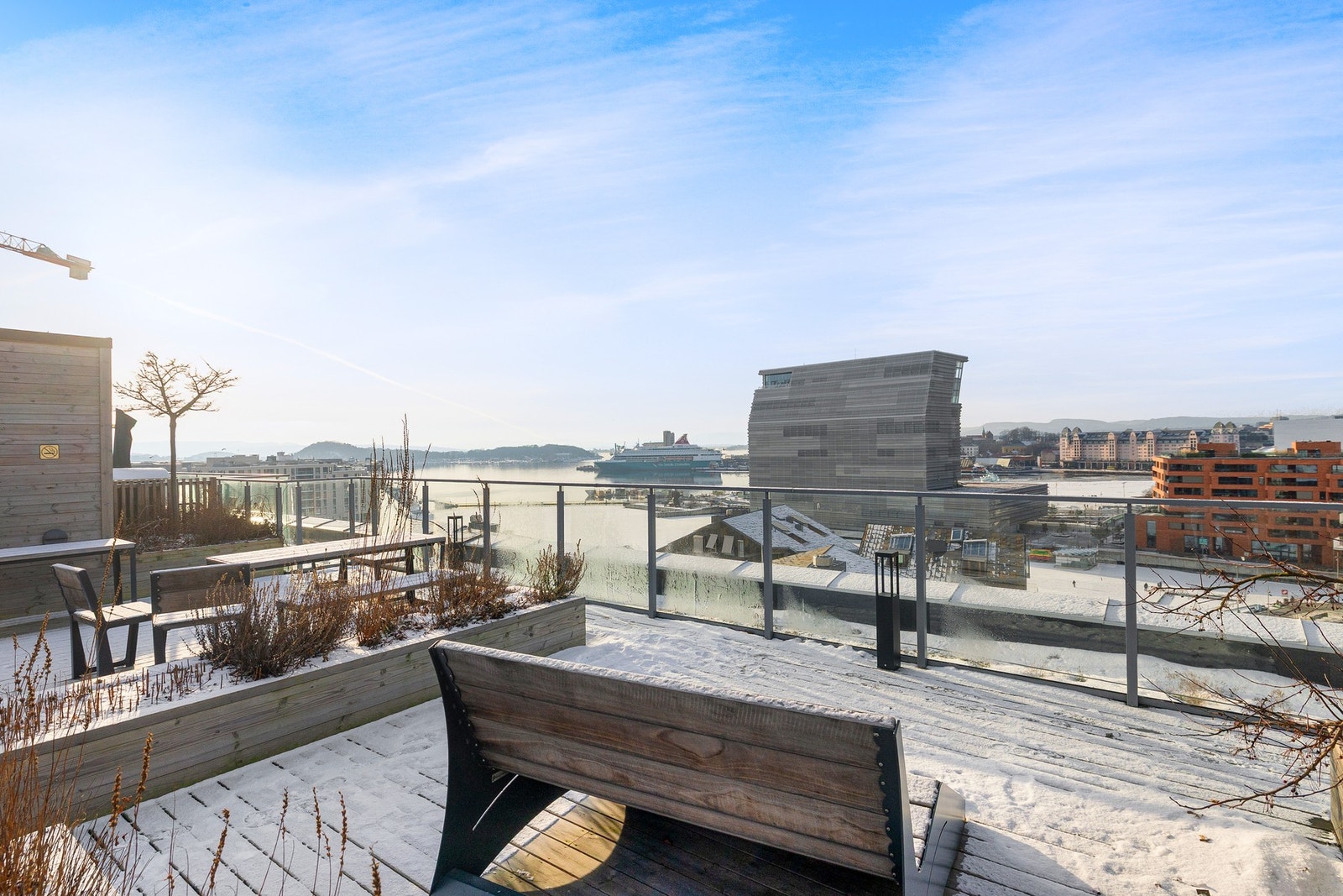 Som beboer har du tilgang til felles takterrasse med flotte fasiliteter. Galleribilde