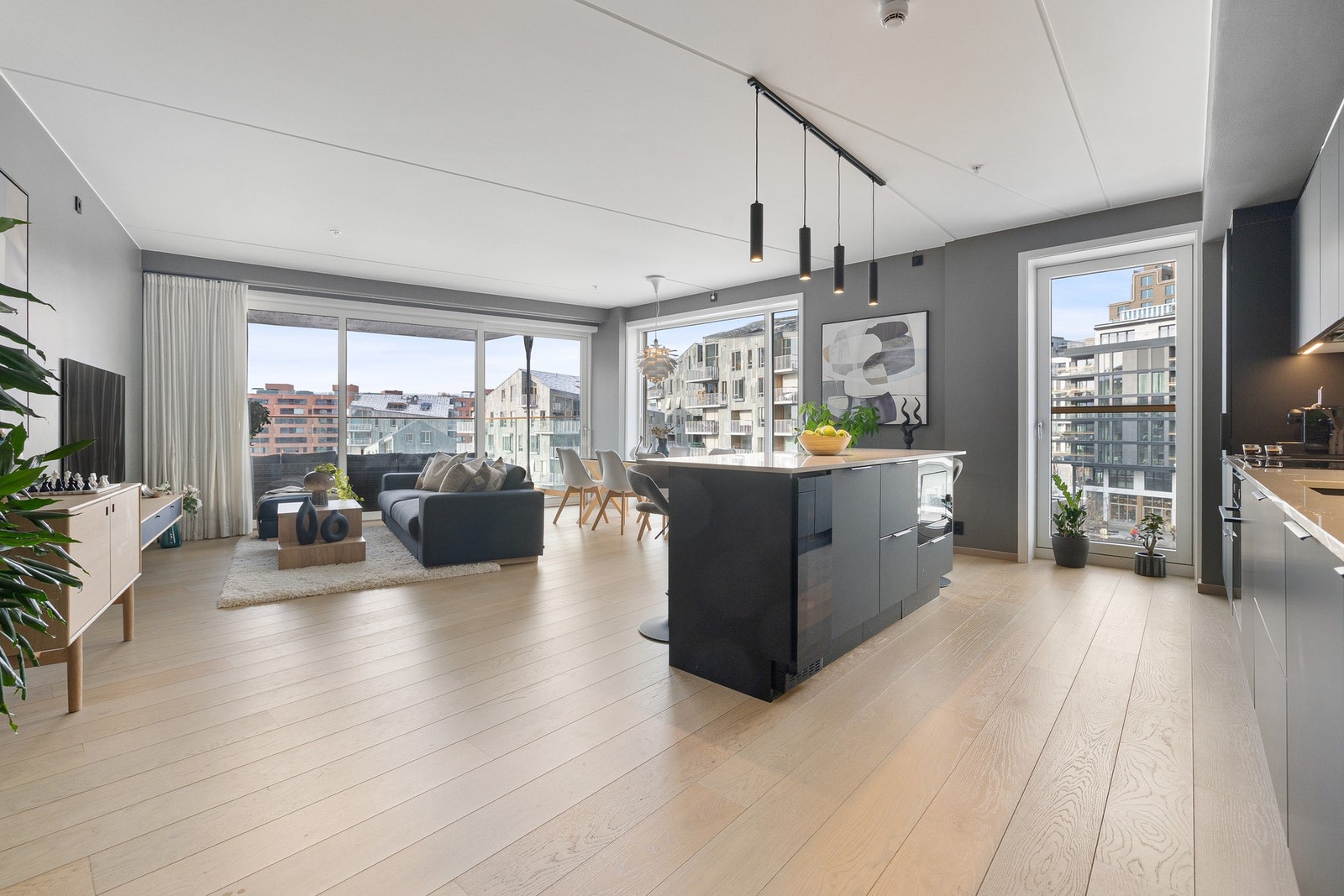 Stuen fremstår som boligens naturlige hjerte og byr på et særdeles innbydende og representativt oppholdsrom. Galleribilde