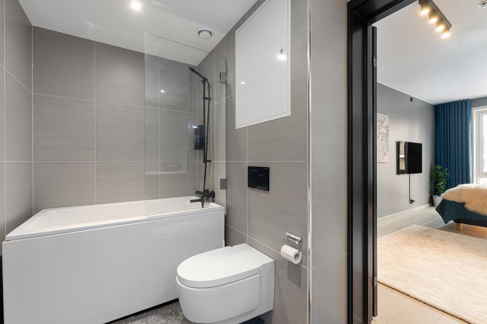 Dette er et delikat baderom med gjennomgående gode materialvalg og moderne utførelse. Galleribilde