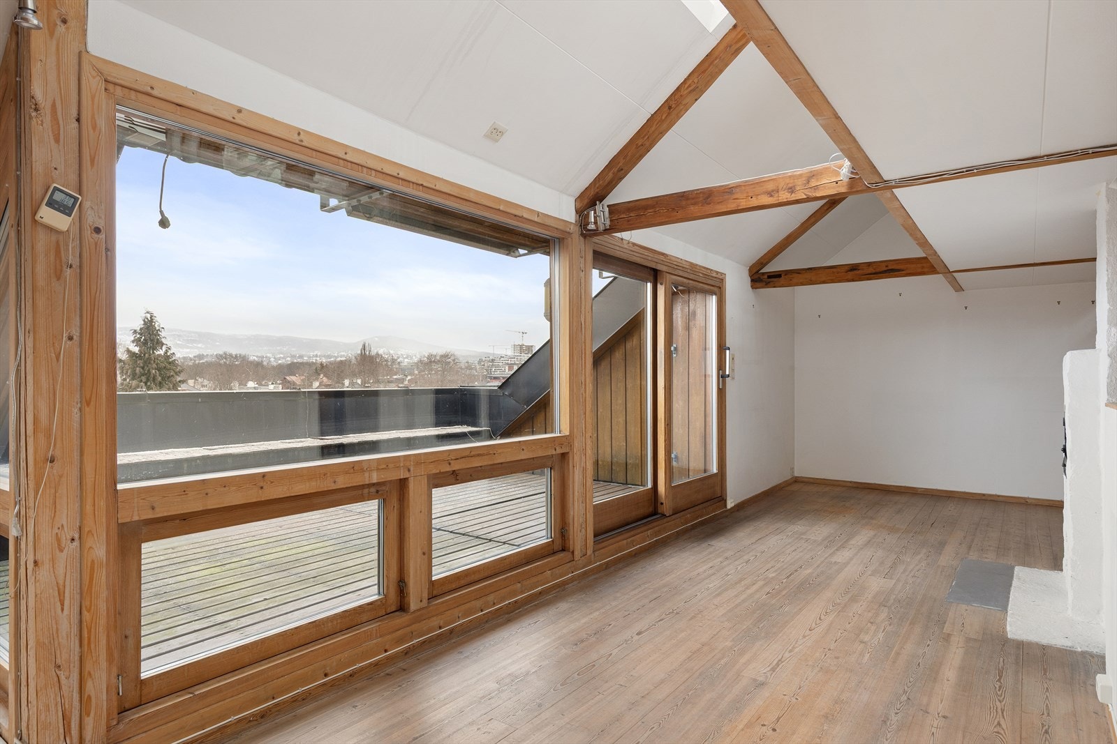 Attraktiv loftsleilighet med store vindusflater - 2 takterrasser; en mot hver side av bygget. Største takterrassen med direkte utgang fra stuen Galleribilde