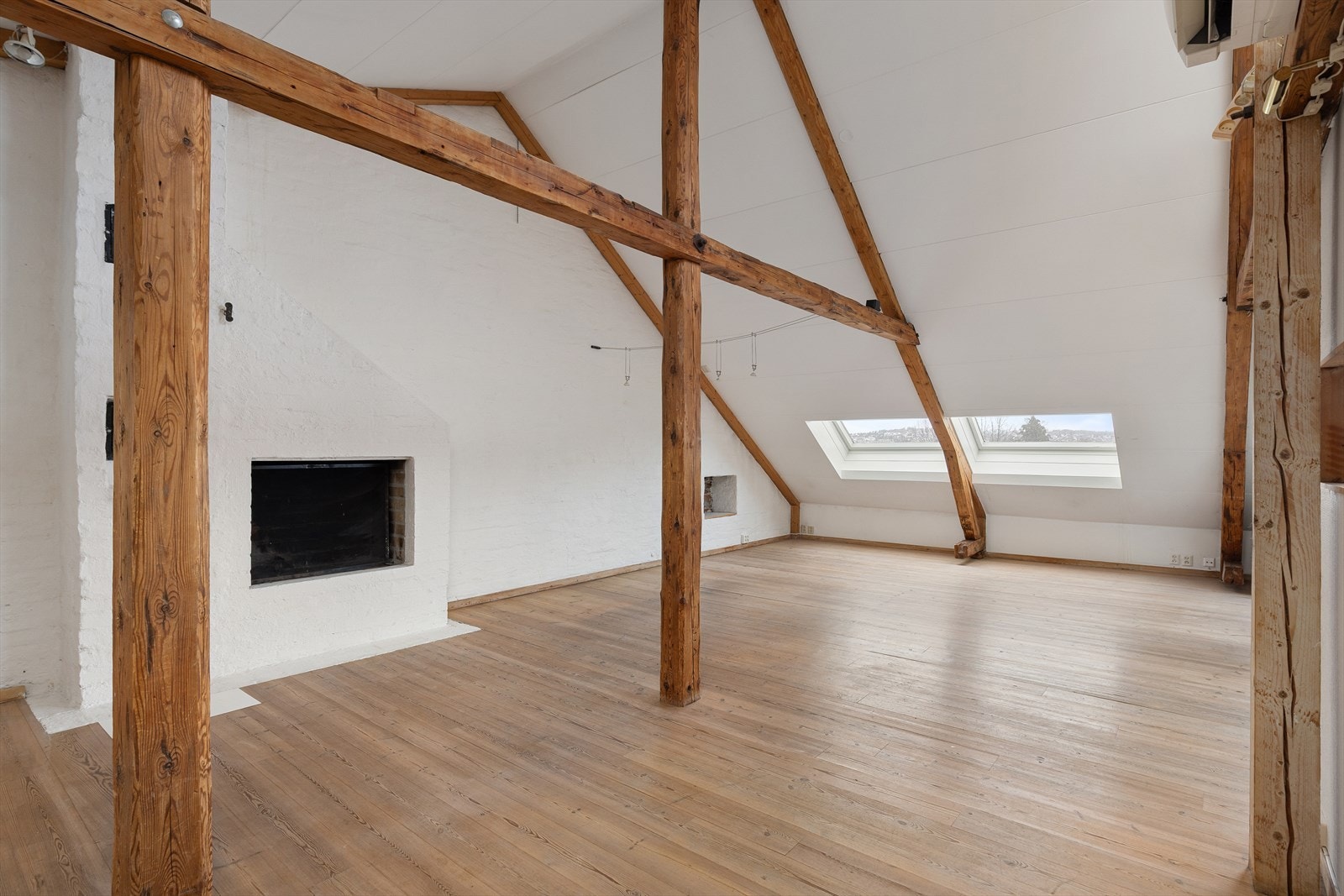 Stor stue med fin takhøyde og peis Galleribilde