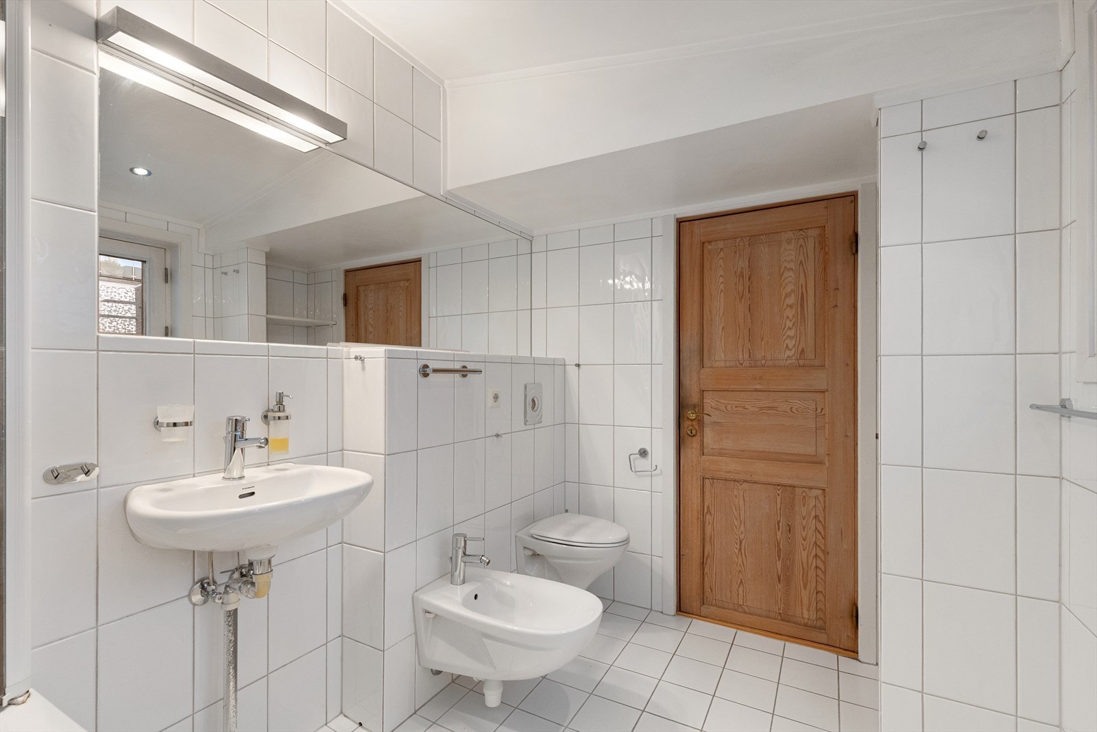 Bad med badekar og toalett - badet er oppusset 2006 Galleribilde