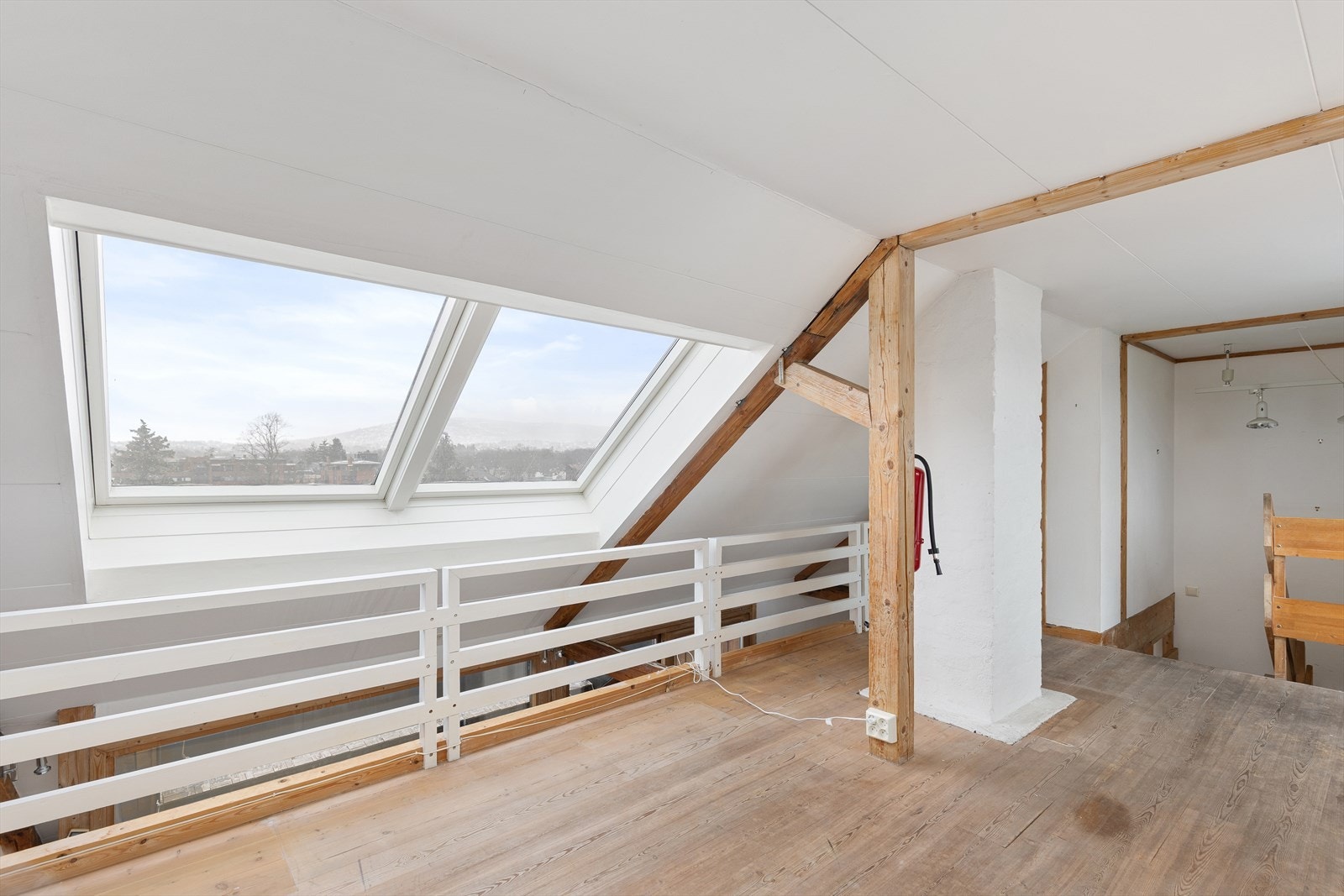 Mezzanin/loftstue med store lysvennlige takvinduer, bod, samt utgang direkte til takterrasse nr. 2 og videre til tårnrommet/atelier Galleribilde