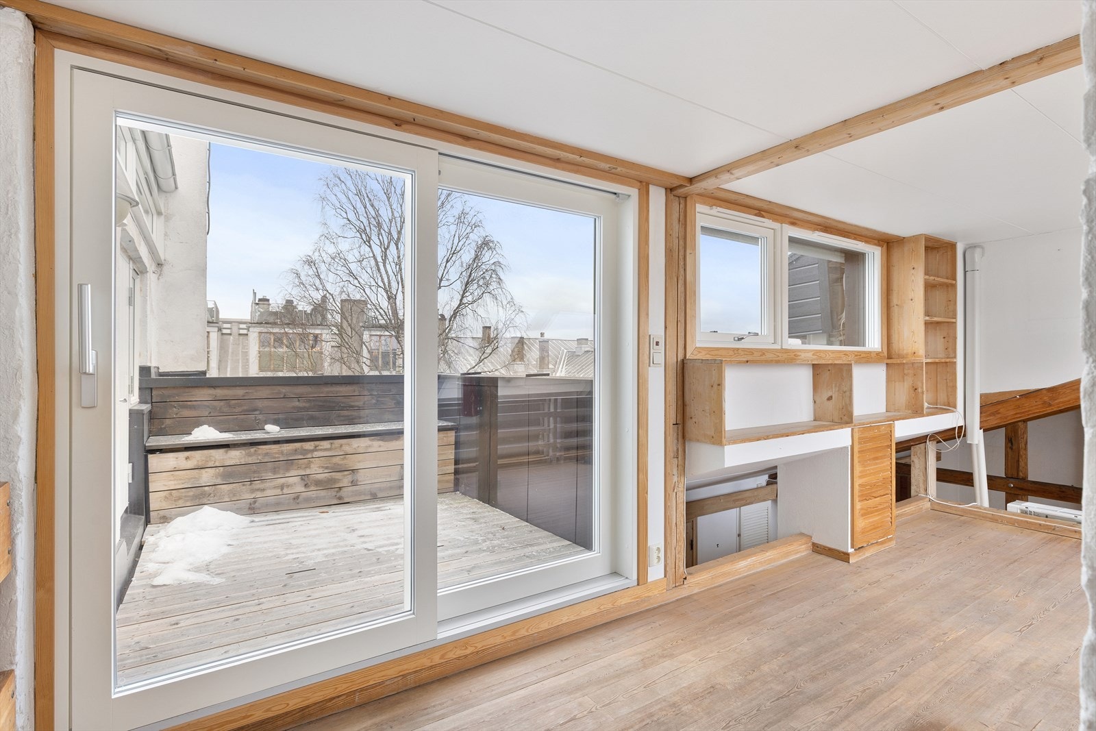 Mezzanin/loftstue med store lysvennlige takvinduer, bod, samt utgang direkte til takterrasse nr. 2 og videre til tårnrommet/atelier Galleribilde