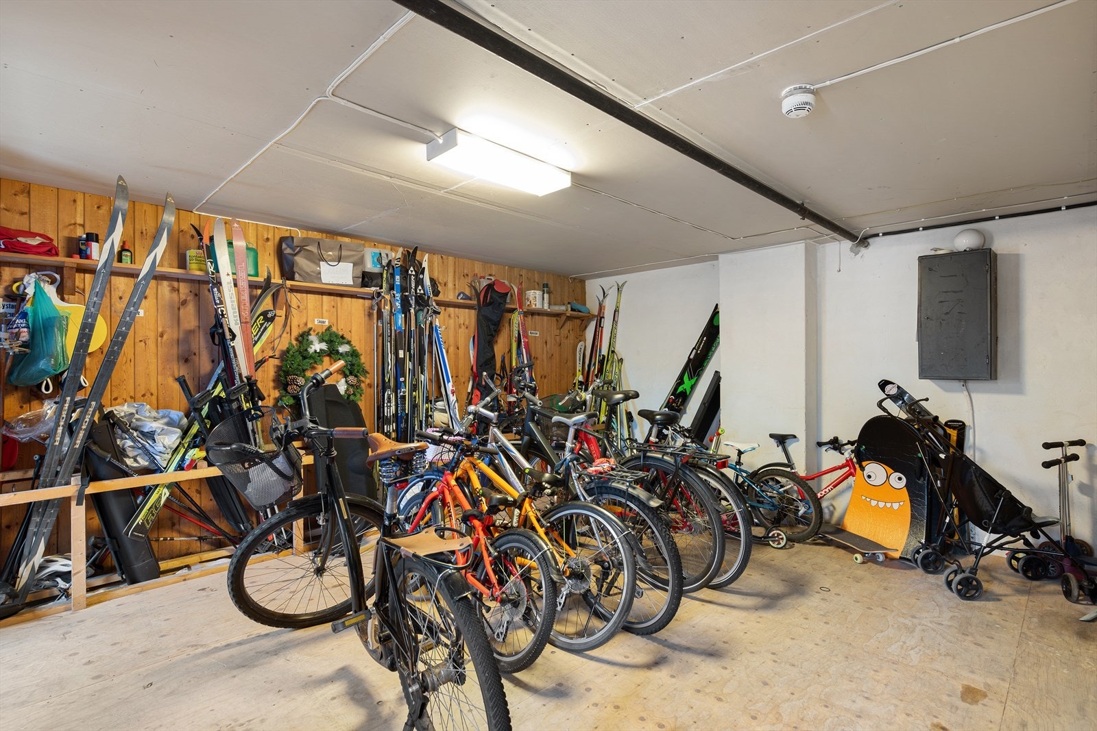 Fellesbod med plass til sportsutstyr for beboerne Galleribilde
