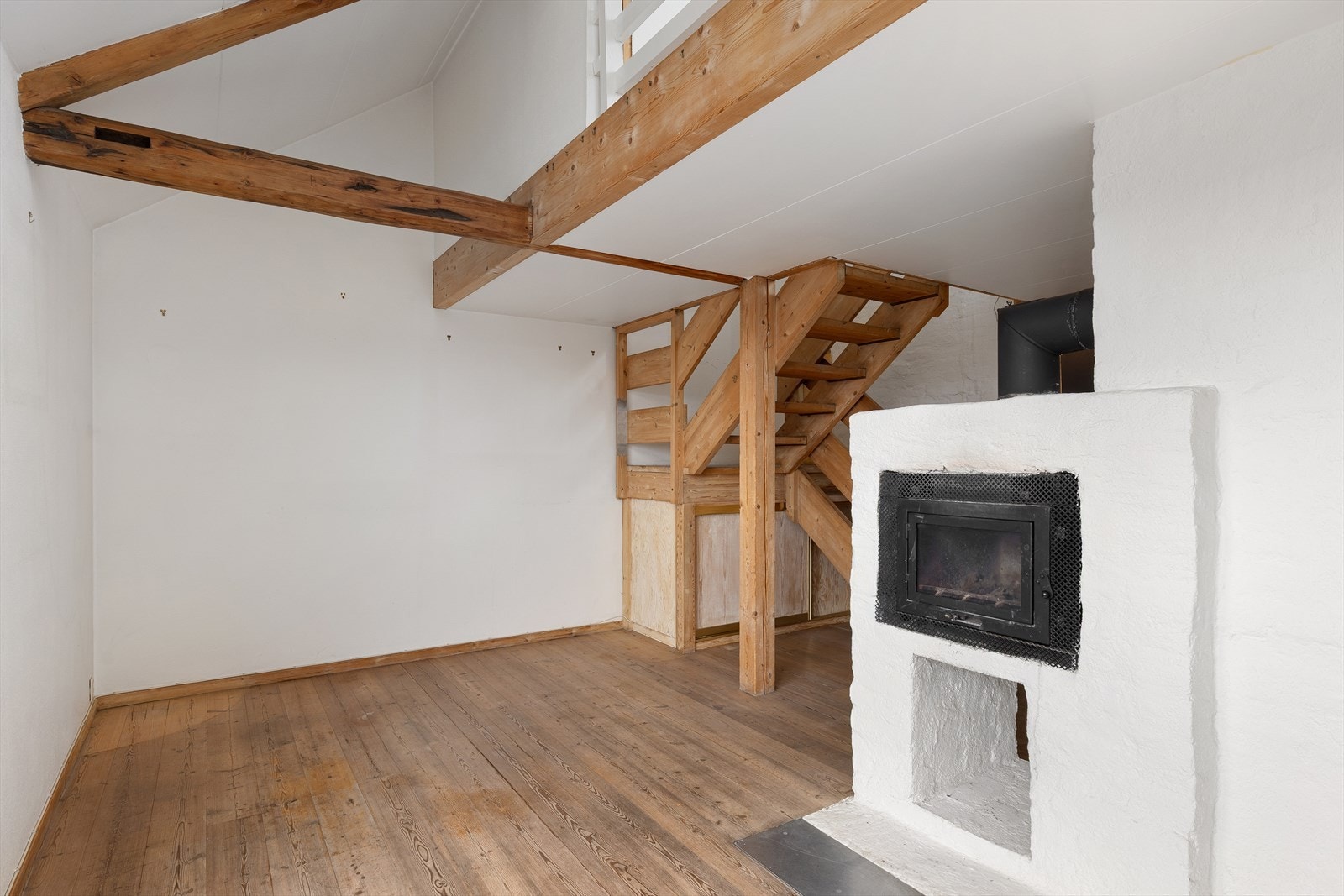 Godt med lys fra de store vinduene, samt spiseplass og peis ved kjøkkenet Galleribilde