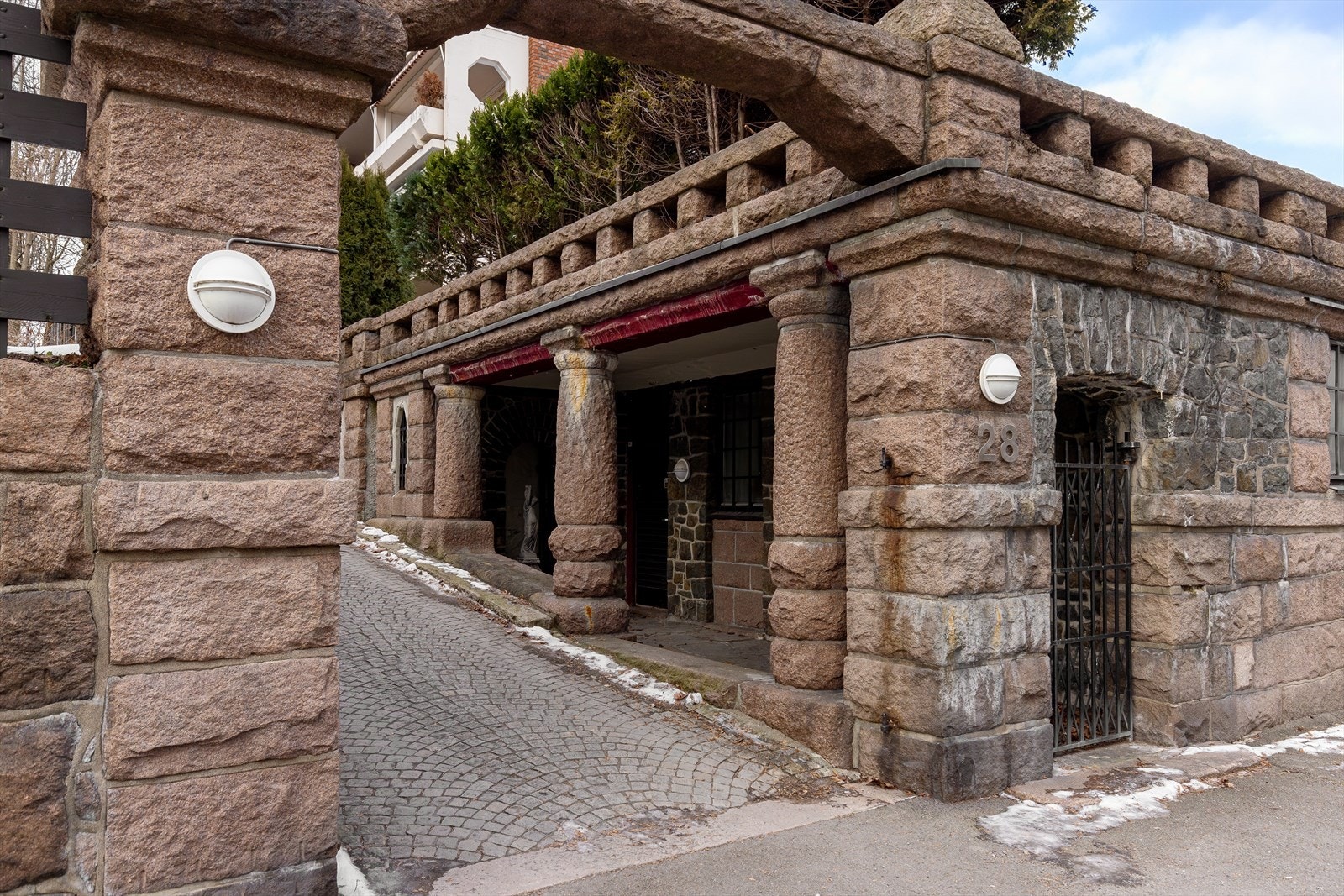 Ved kjøp av leiligheten fås opsjon på kjøp av garasjeplass med montert elbil-lader i Tidemands gate 28 (kun få minutters gange unna)- se mer info i prospektet Galleribilde