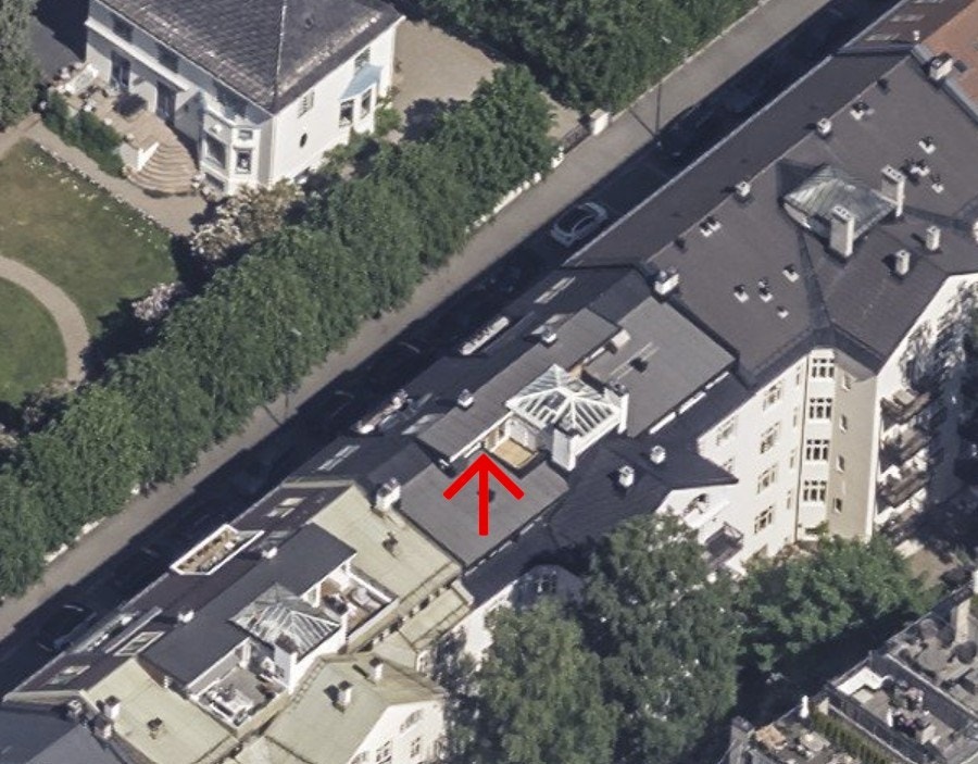 Leiligheten sett ovenfra - gjennomgående i bygget og med takterrasse mot begge sider av bygget Galleribilde