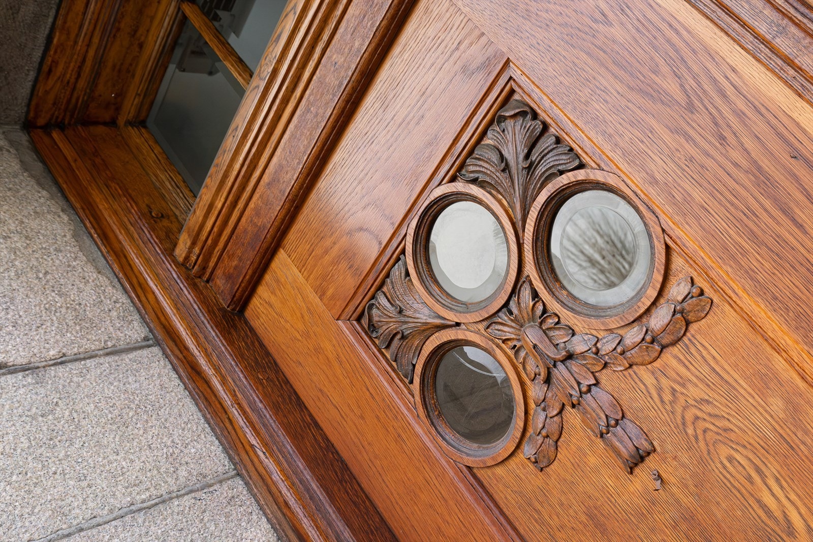 Flott inngangsparti med ærverdig klassisk hoveddør Galleribilde