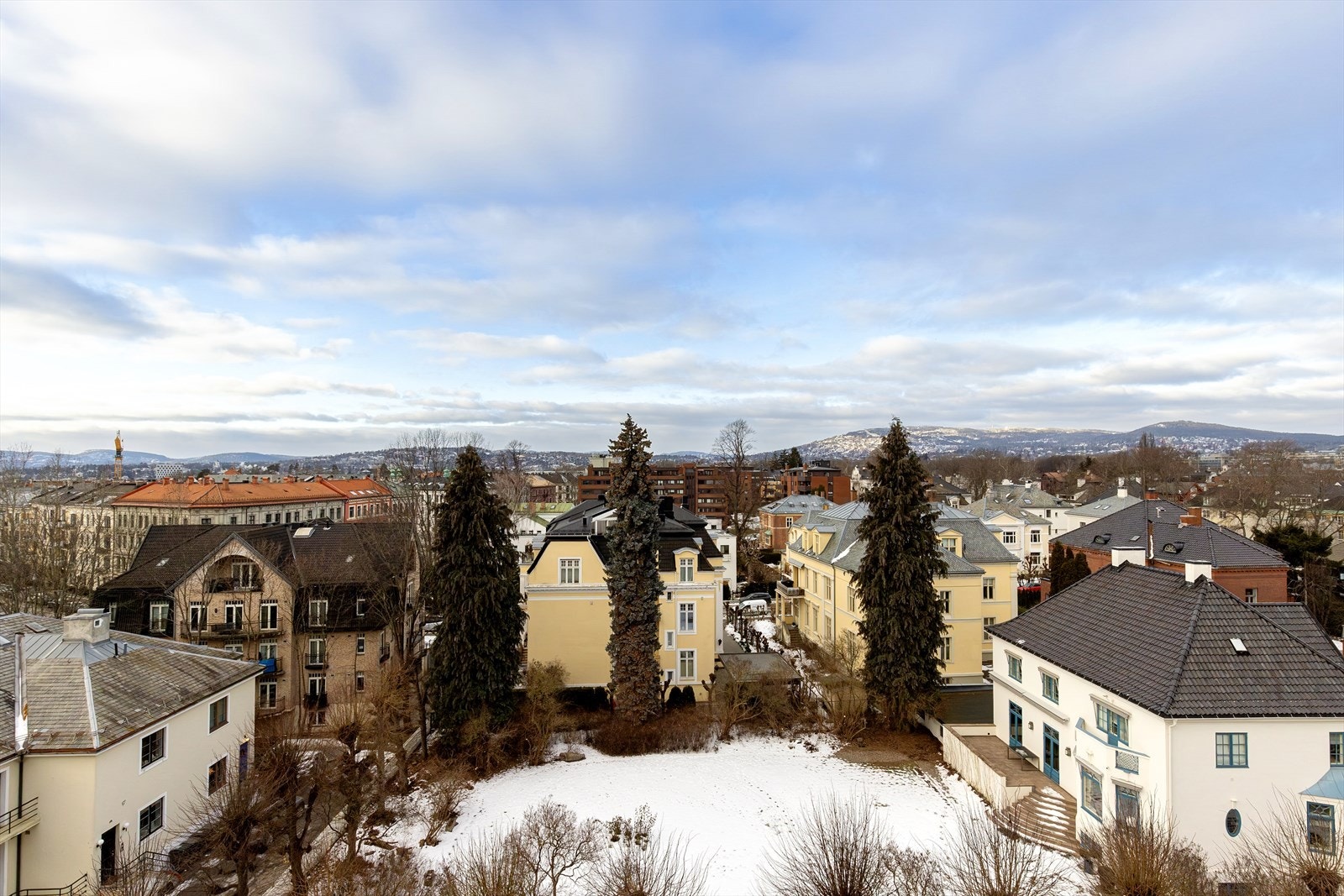 Herlig utsikt over flotte eiendommer tvers over gaten, samt over nærområdet og åssidene i marka Galleribilde