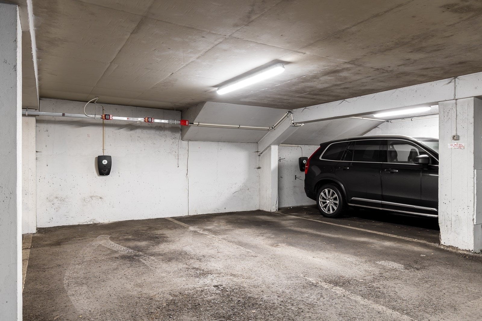 Ved kjøp av leiligheten fås opsjon på kjøp av garasjeplass med montert elbil-lader i Tidemands gate 28 (kun få minutters gange unna)- se mer info i prospektet Galleribilde