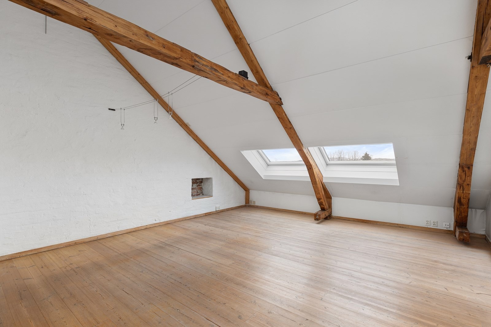 Stor stue med fin takhøyde og peis Galleribilde