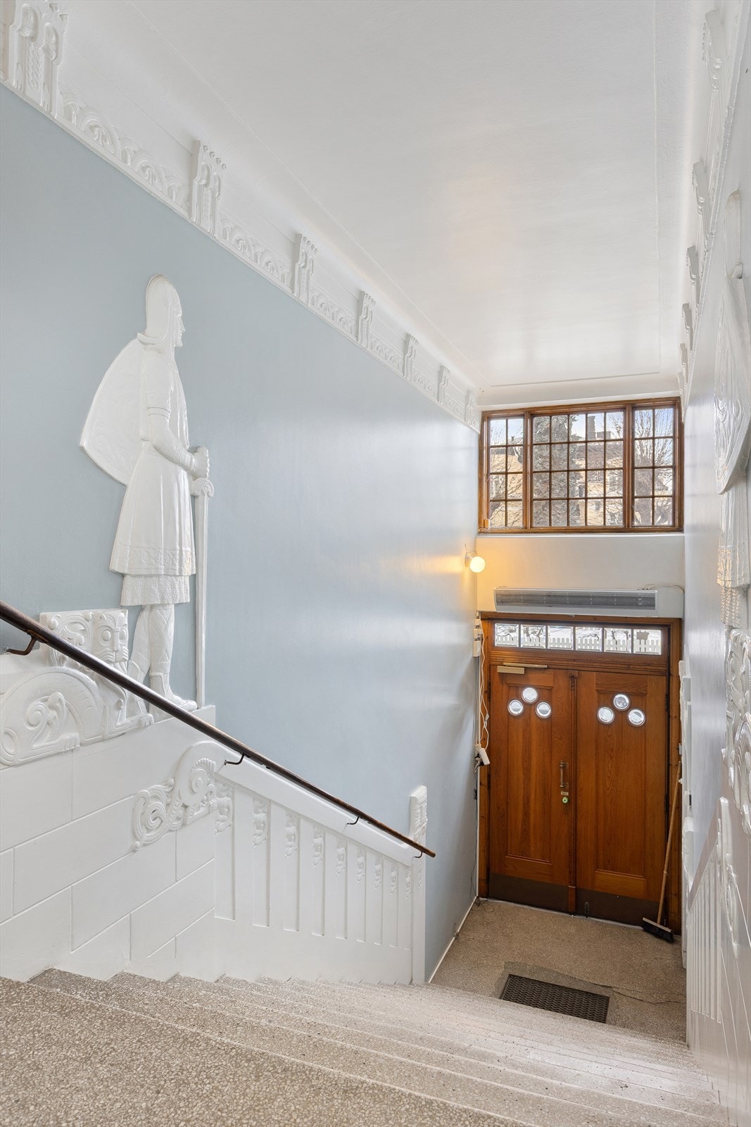 Flott inngangsparti med ærverdig klassisk hoveddør Galleribilde