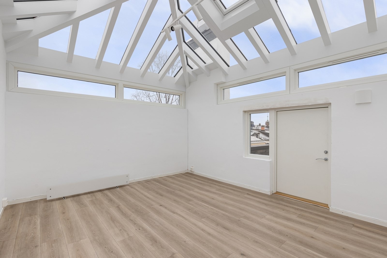 Lysvennlig, separat og romslig tårnrom/atelier på ca. 17 kvm med spektakulært glasstak Galleribilde