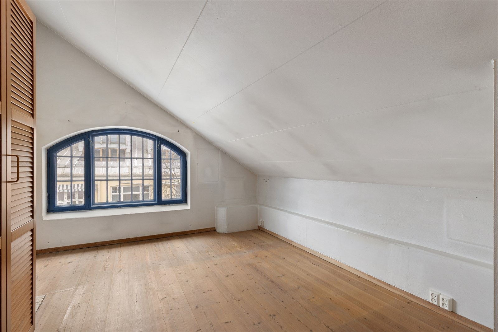 Hovedsoverom med faste skap og romslig lagringsrom i knevegg. Rømningsdør til baktrapp. Galleribilde