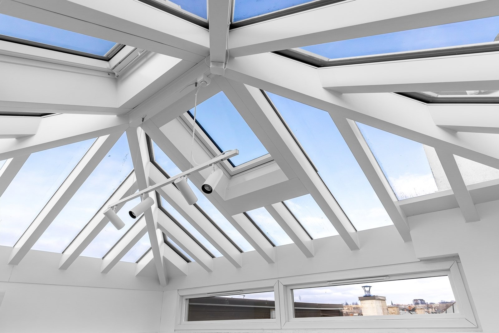 Lysvennlig, separat og romslig tårnrom/atelier på ca. 17 kvm med spektakulært glasstak Galleribilde