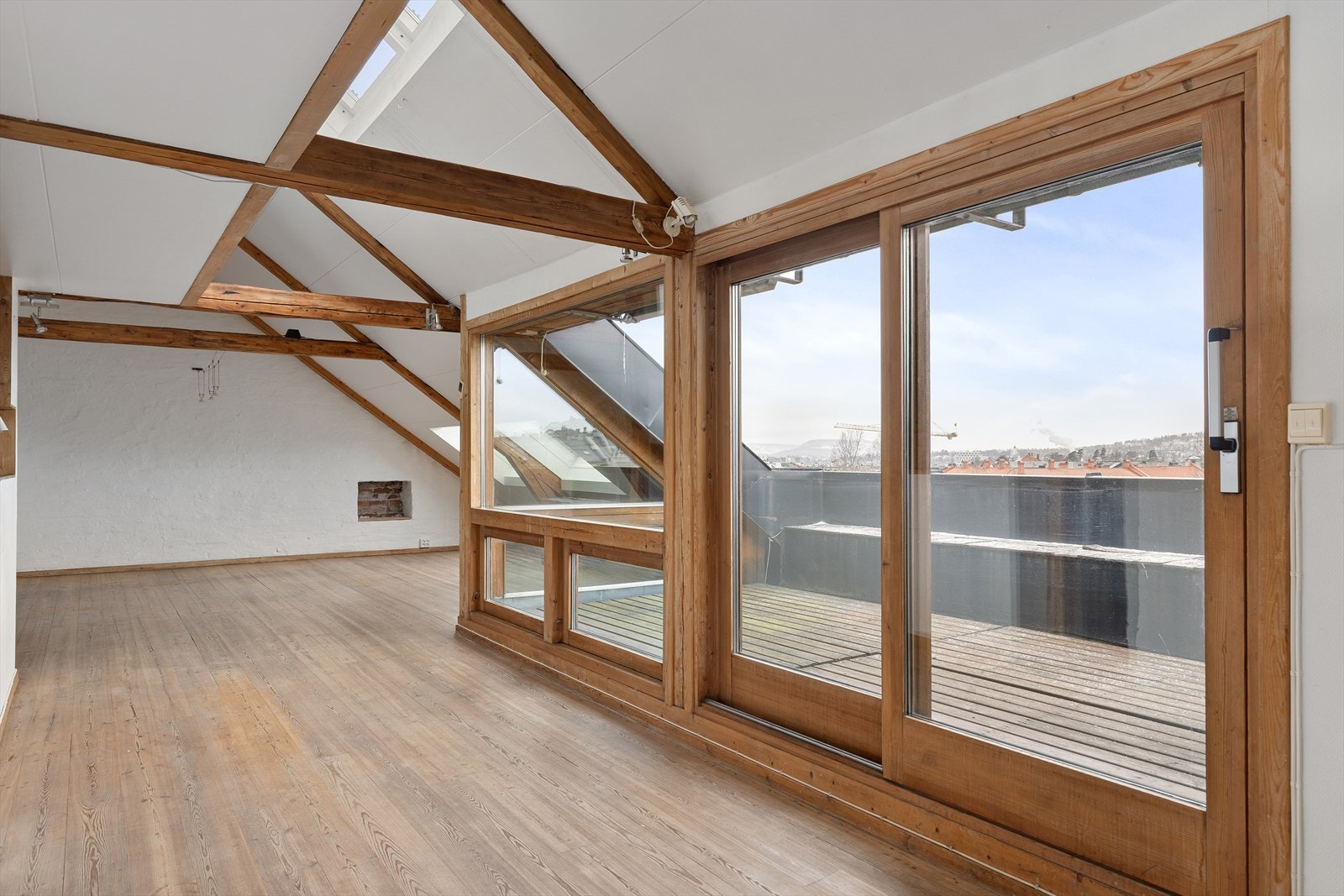 Attraktiv loftsleilighet med store vindusflater - 2 takterrasser; en mot hver side av bygget. Største takterrassen med direkte utgang fra stuen Galleribilde