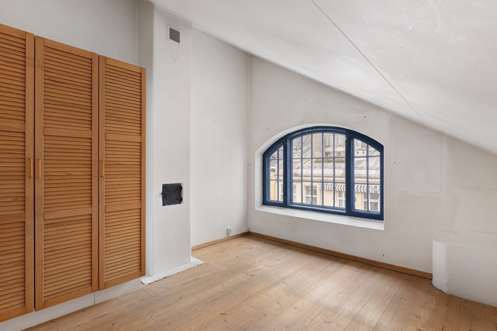 Hovedsoverom med faste skap og romslig lagringsrom i knevegg. Rømningsdør til baktrapp. Galleribilde