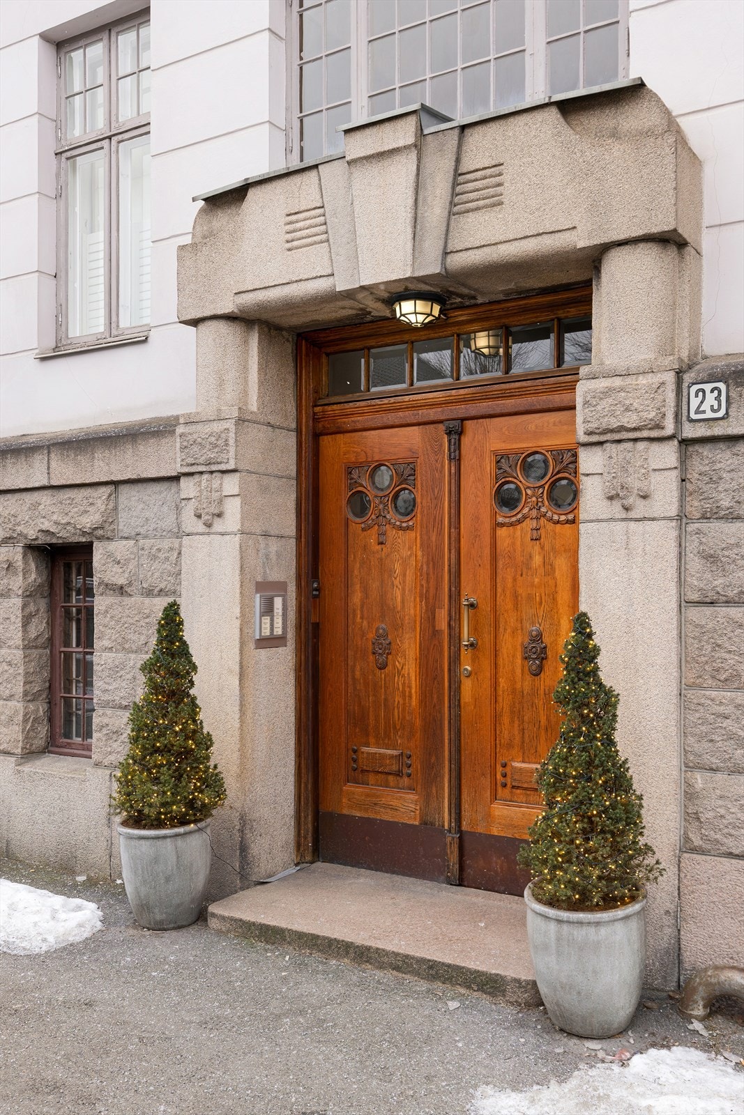 Flott inngangsparti med ærverdig klassisk hoveddør Galleribilde