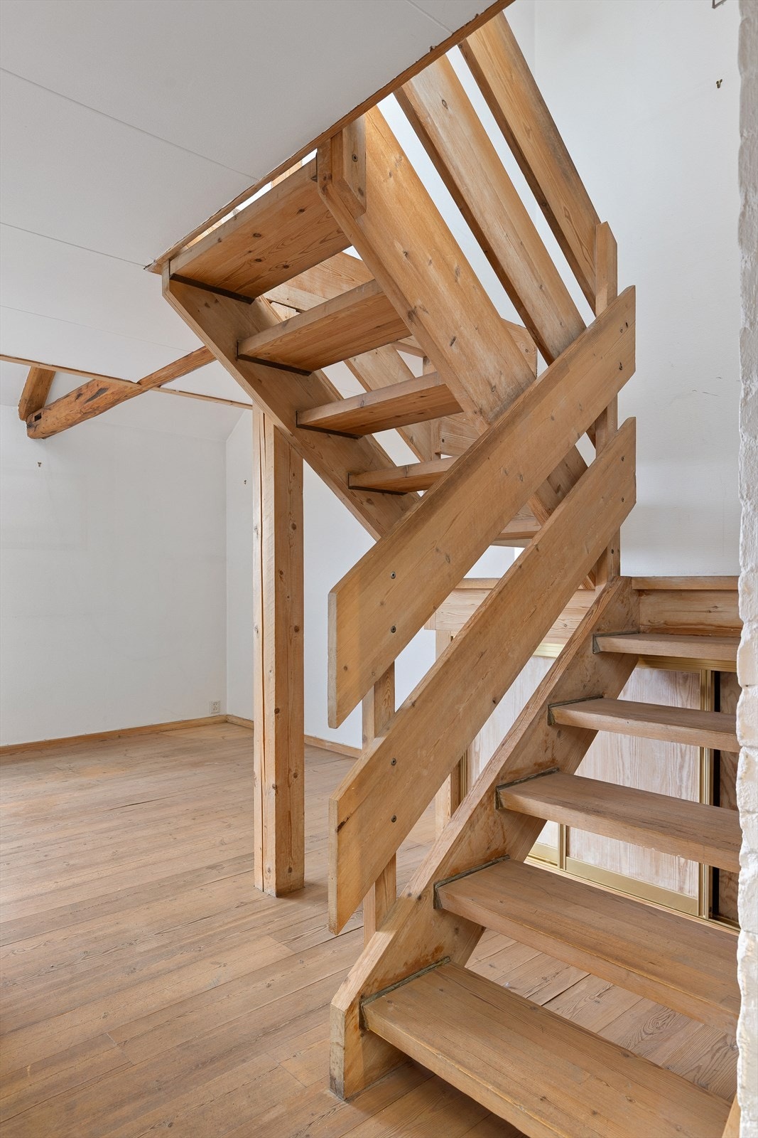 Trapp mellom hovedplan og mezzanin/loftstue Galleribilde