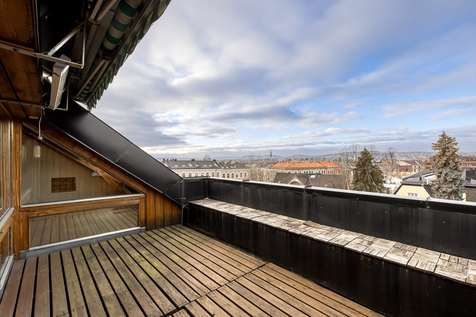 Flotte sol-og utsiktsforhold fra den ene av 2 takterrasser - her fra den største takterrassen mot vest Galleribilde